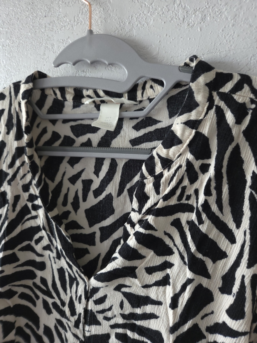 H&M Black and Cream Zebra-Print V-Neck Blouse - Picture 2 of 4